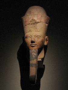 Reina Hatshepsut con la barba de faraón