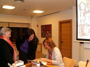 María firmando su, mi libro