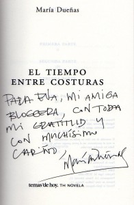 "Para Eva, mi amiga bloggera, con toda mi gratitud y con muchísimo cariño, María Dueñas