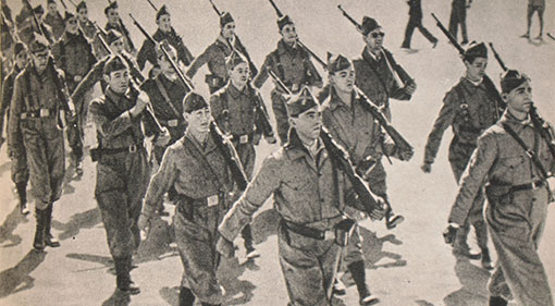 Soldados republicanos del Quinto Regimiento marchando en Madrid.