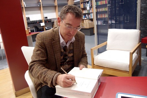 Santiago Posteguillo firmando un ejemplar