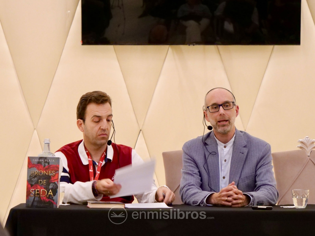 Fabián Plaza presentando su novela «Jirones de seda».