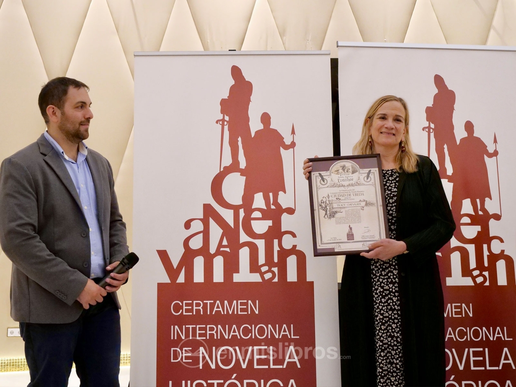 Tracy Chevalier feliz de recoger el Premio Ivanhoe reconociendo su obra.