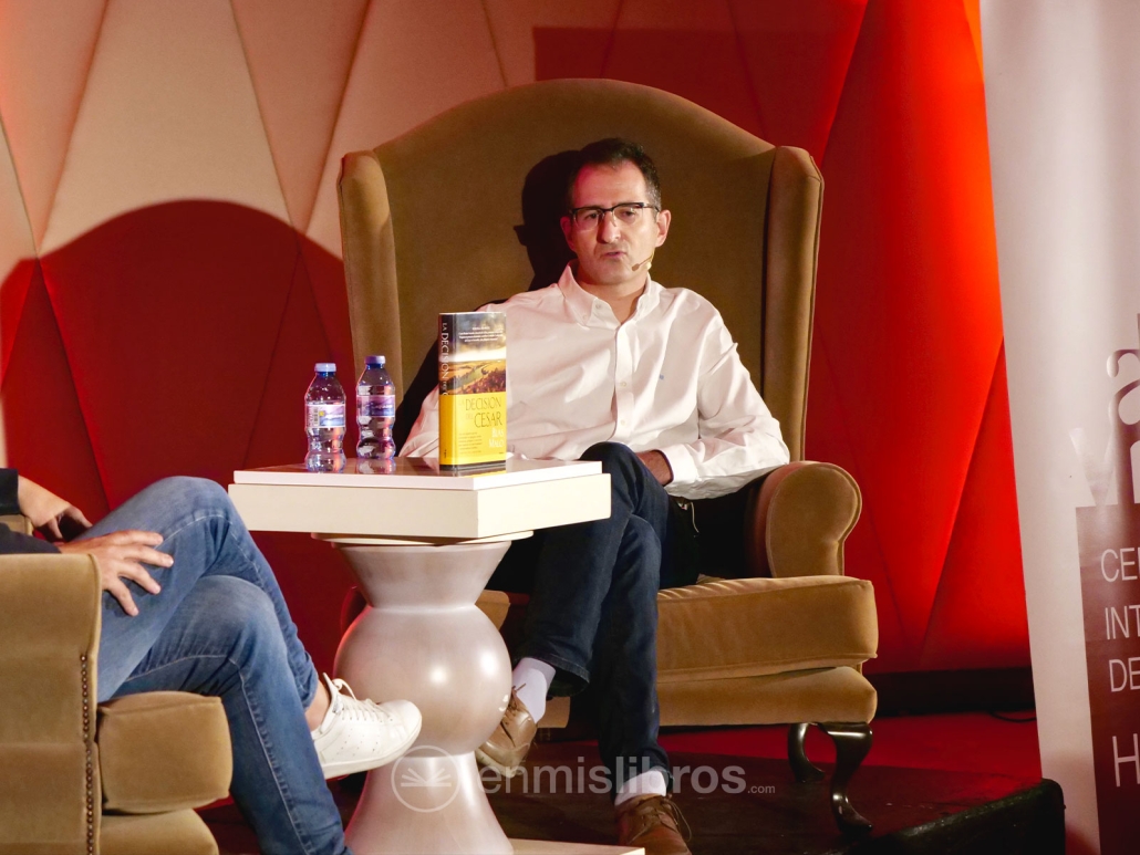 Blas Malo disertando sobre su novela: «La decisión del César».