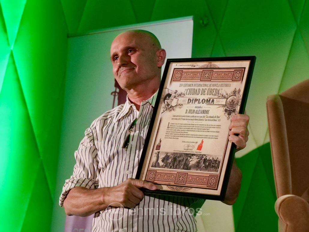 Julio Alejandre, orgulloso con su Premio Los Cerros de Úbeda.