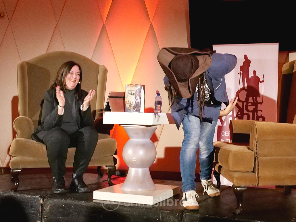 Teo Palacios, el pirata, saludando al concurrido público.