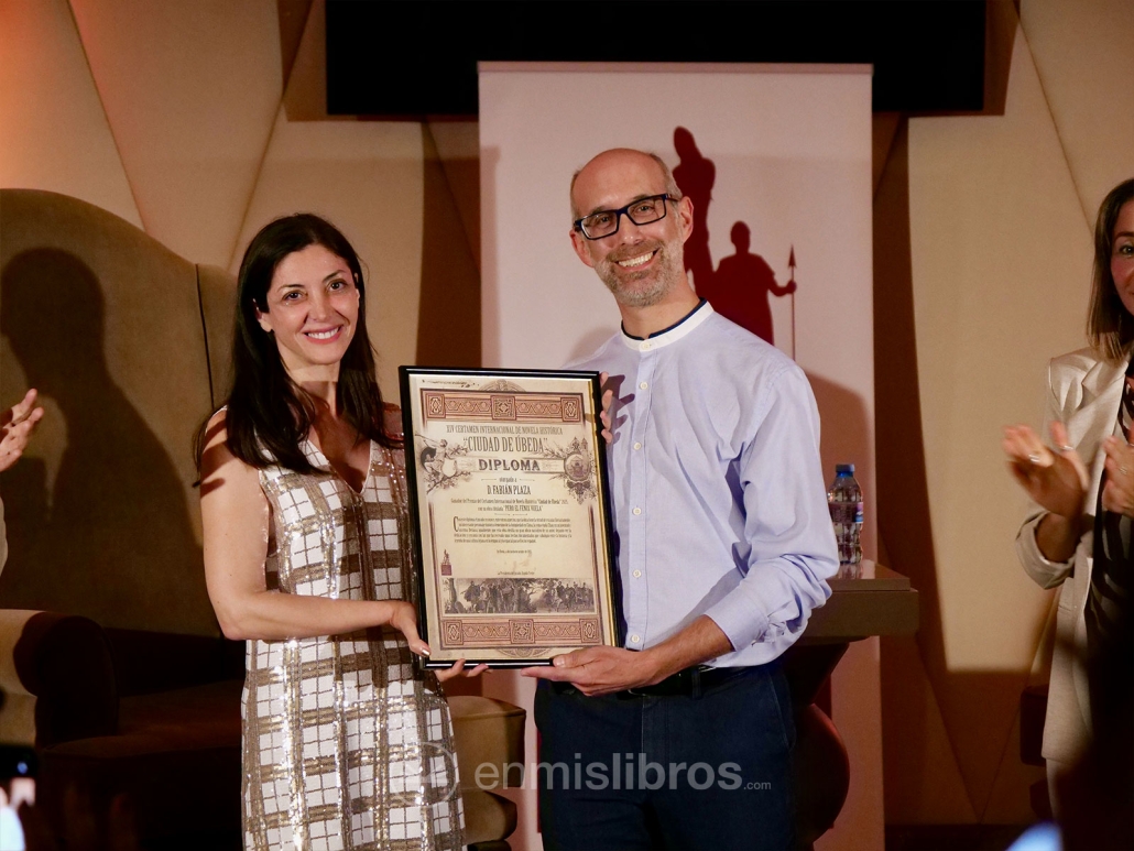 Fabián Plaza feliz con el premio a su novela «Pero el fénix vuela».